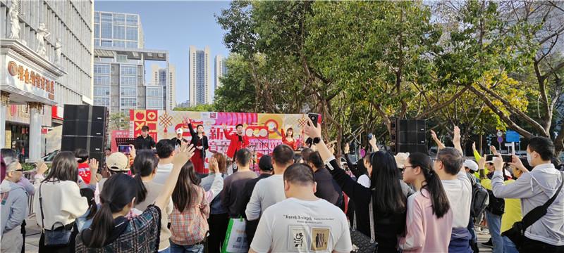 半岛体育登录入口-观众热情助威，现场气氛热烈